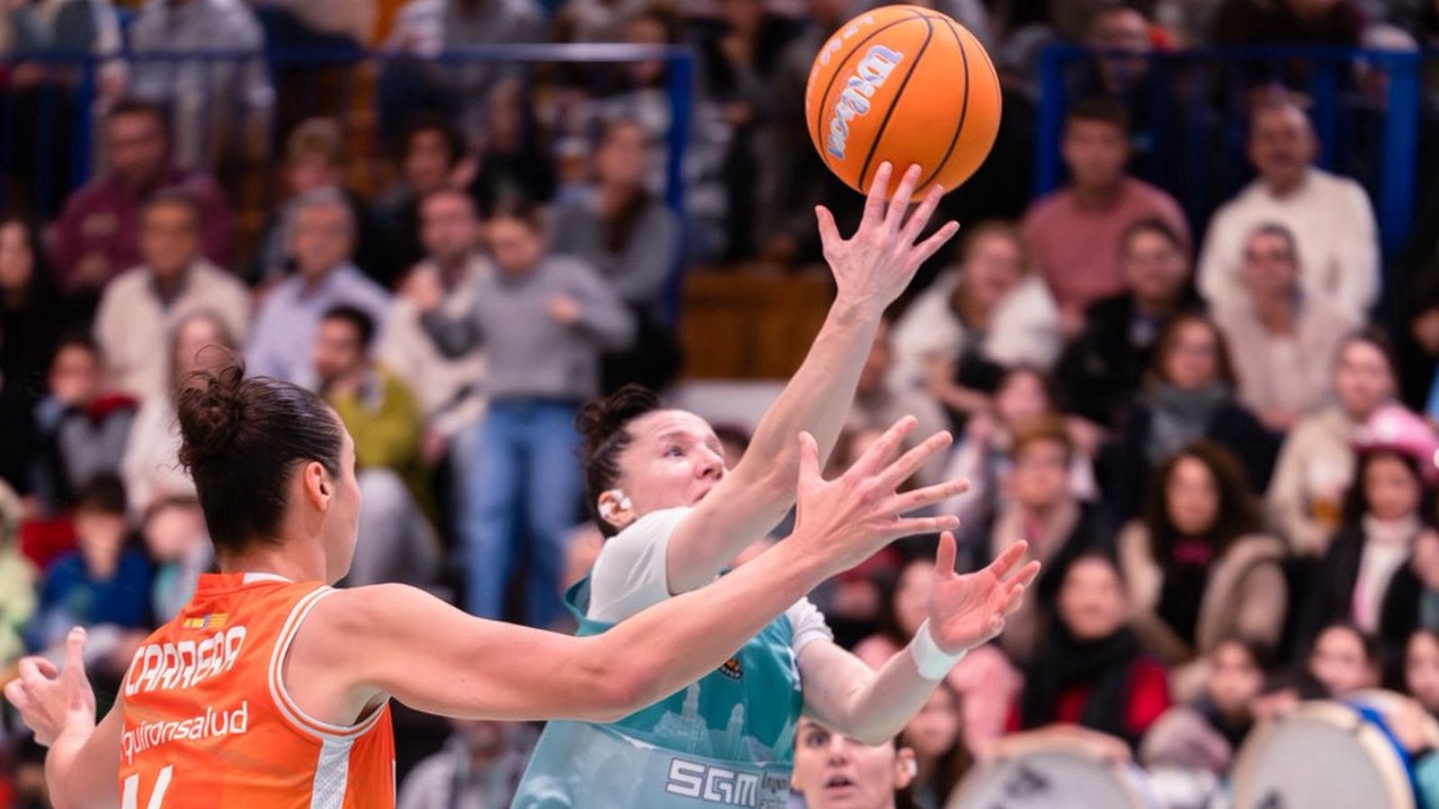 Raquel Carrera defensa una jugadora de l'Estepona
