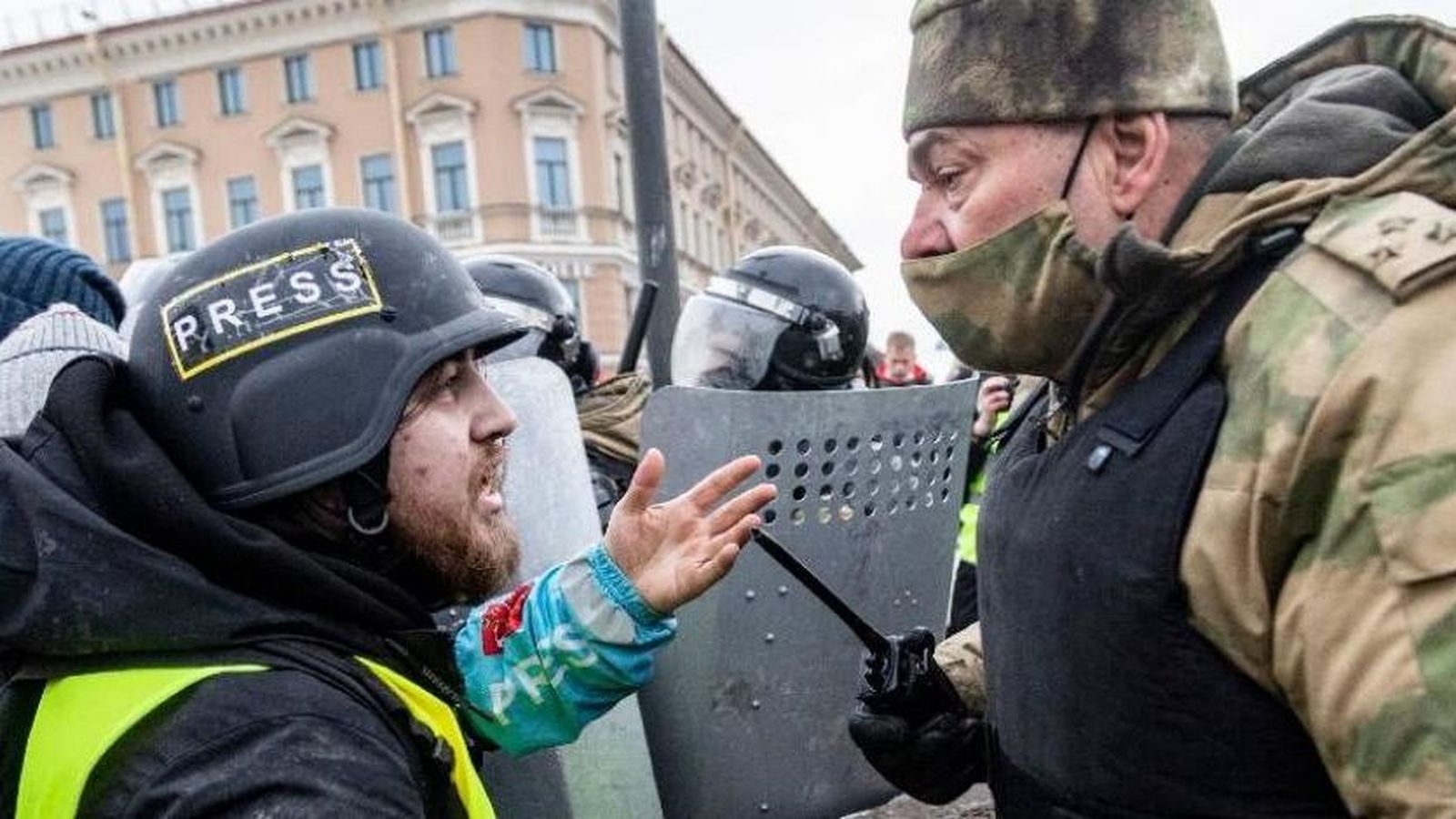 Un periodista parla amb un membre de l'exèrcit en una imatge d'arxiu