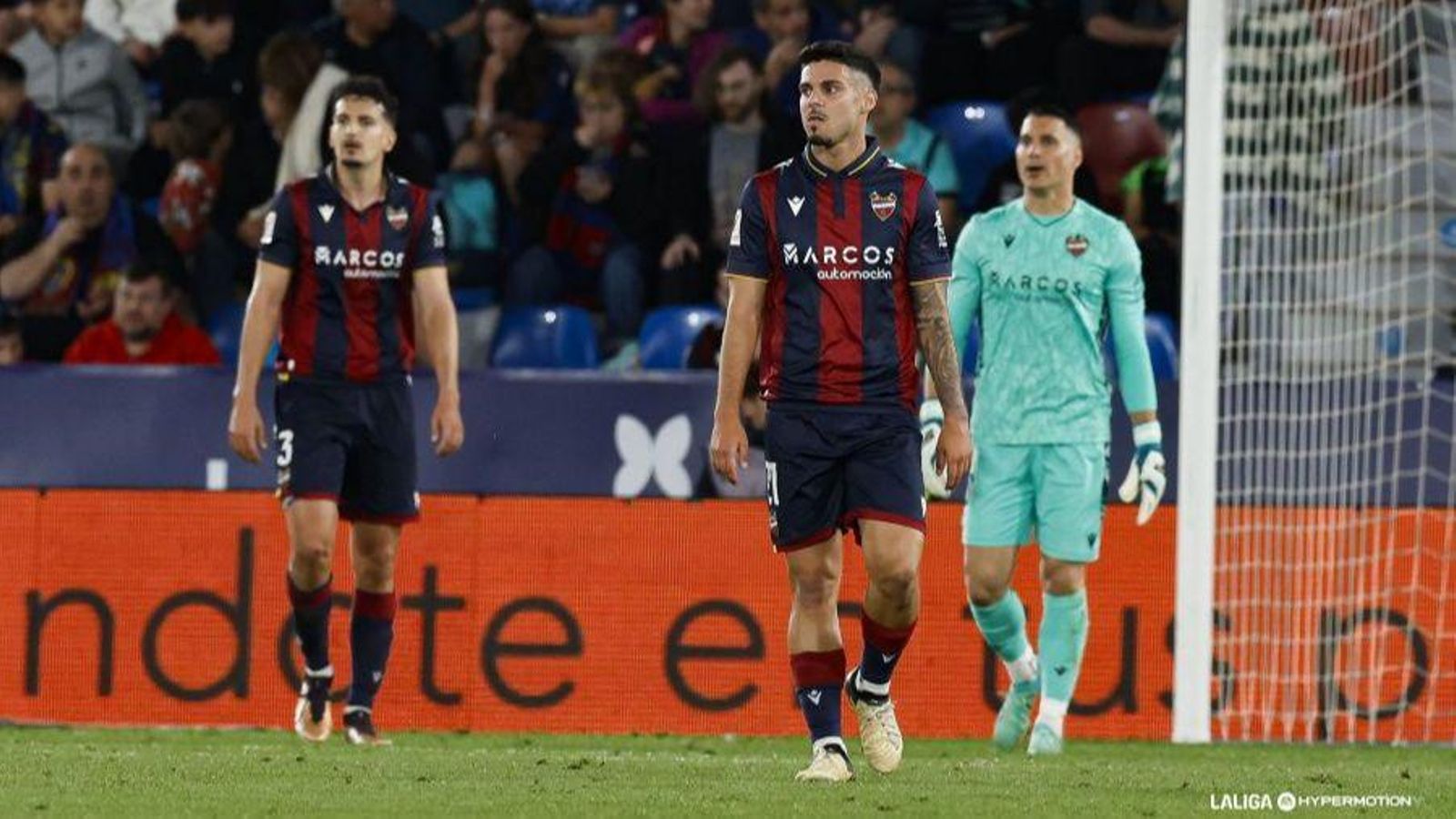Els jugadors del Llevant es lamenten després del segon gol de l'Amorebieta