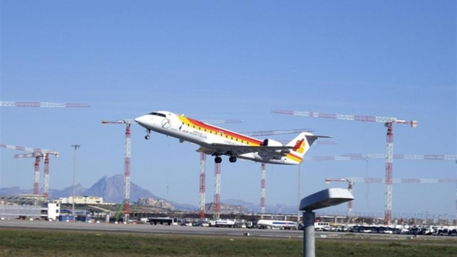 Els detinguts pretenien volar al Regne Unit amb documentació manipulada des de l'aeroport d'Alacant-Elx | EP