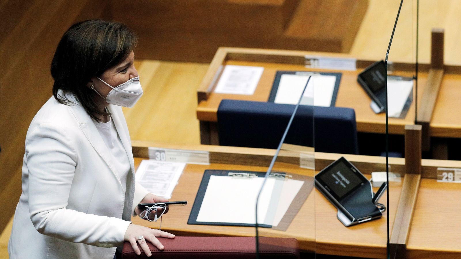 Isabel Bonig en una sessió en les Corts