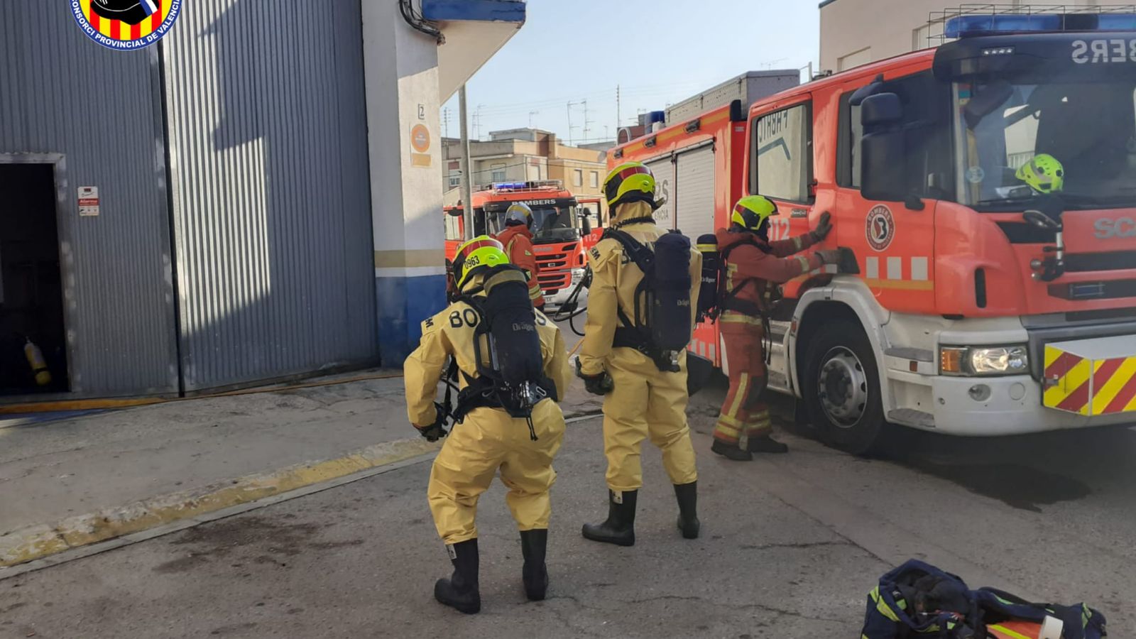 Dotació de bombers que ha participat en la contenció de la fuita d'amoníac en la nau industrial del polígon de Guadassuar