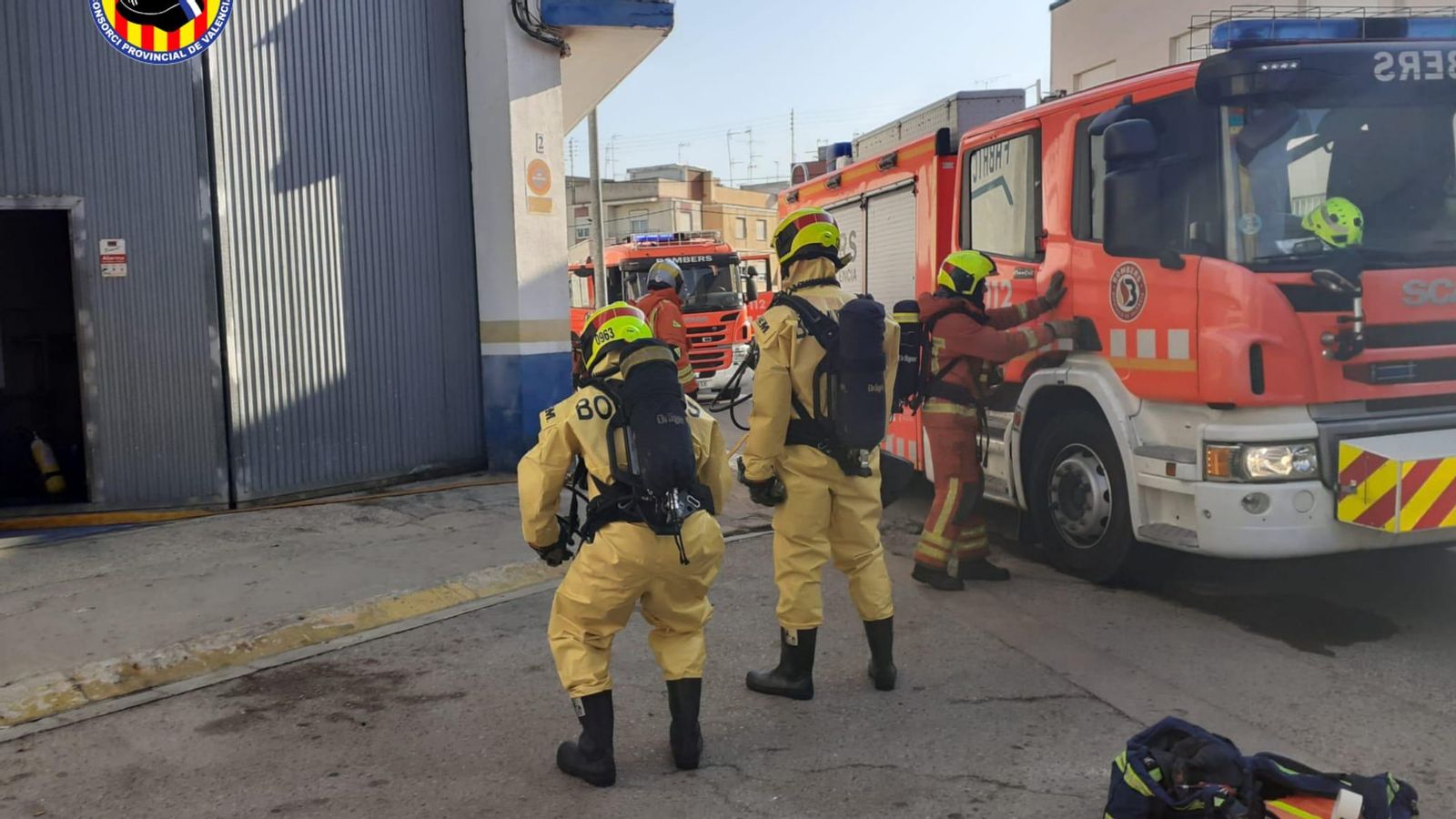 Dotació de bombers que ha participat en la contenció de la fuita d'amoníac en la nau industrial del polígon de Guadassuar
