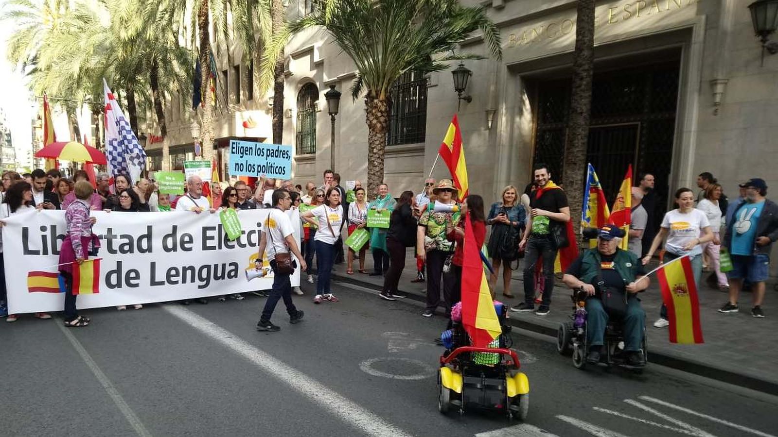 Centenars de persones protesten contra el model educatiu plurilingüe a València i Pamplona.