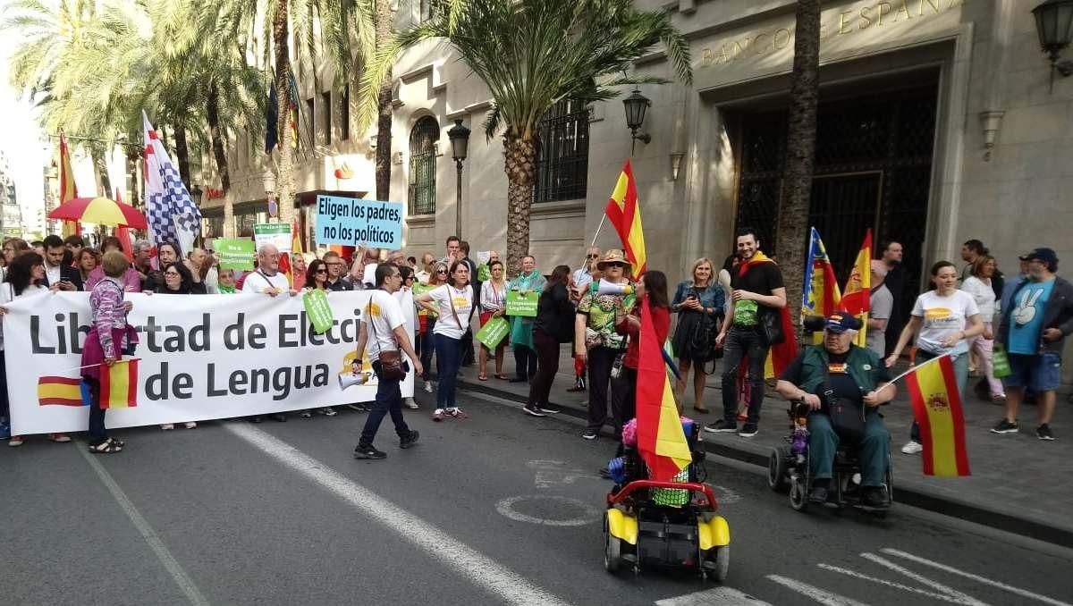 Centenars de persones protesten contra el model educatiu plurilingüe a València i Pamplona.