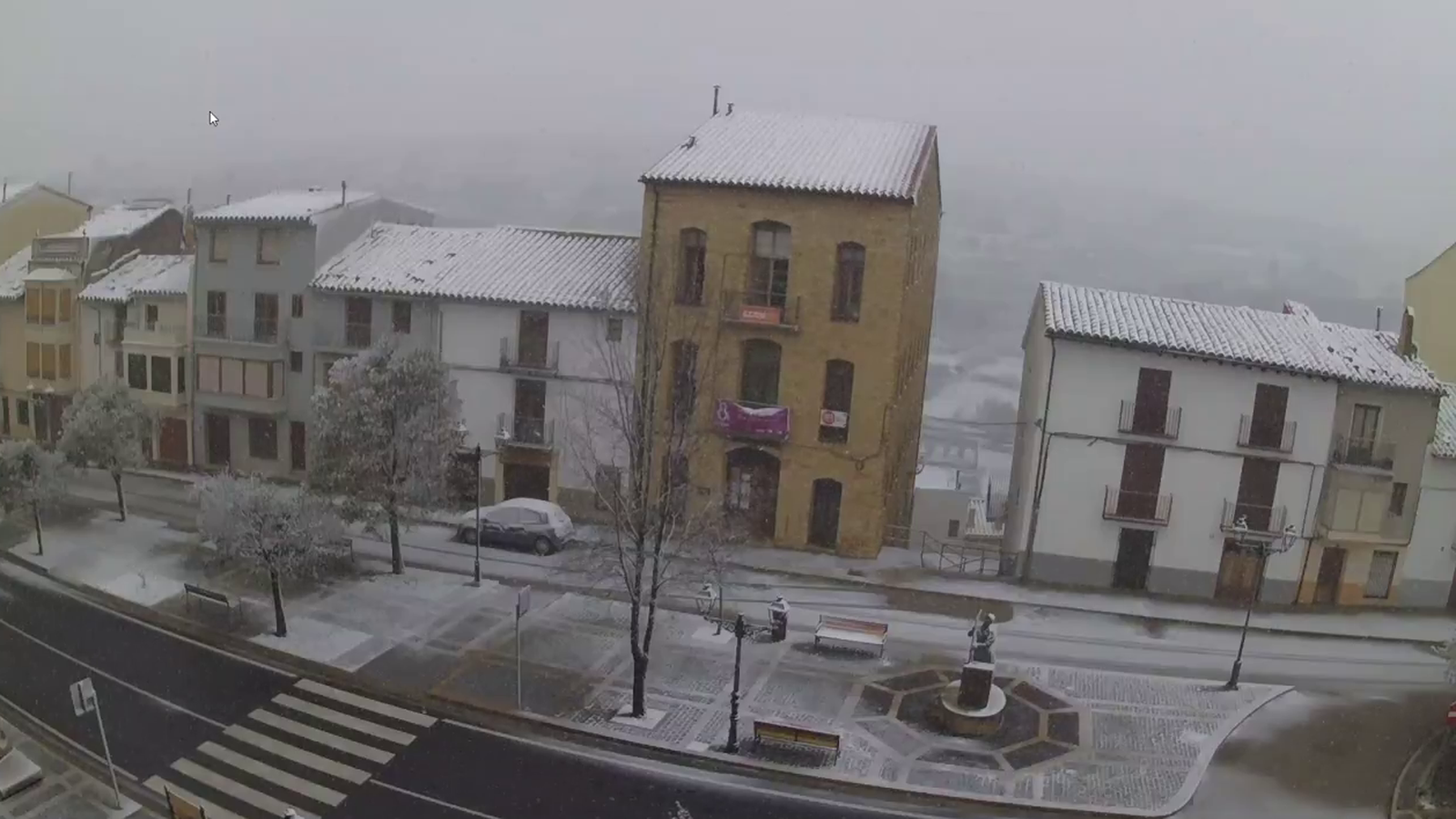 Una capa de neu cobria les teulades de Vilafranca este divendres al matí
