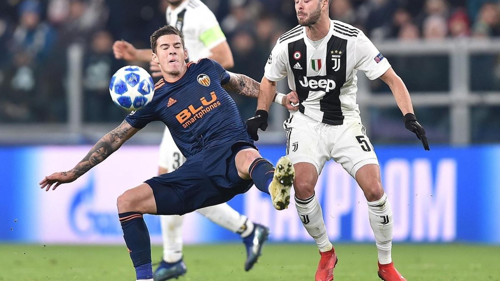 Mina i Pjanic disputen el baló. Efe