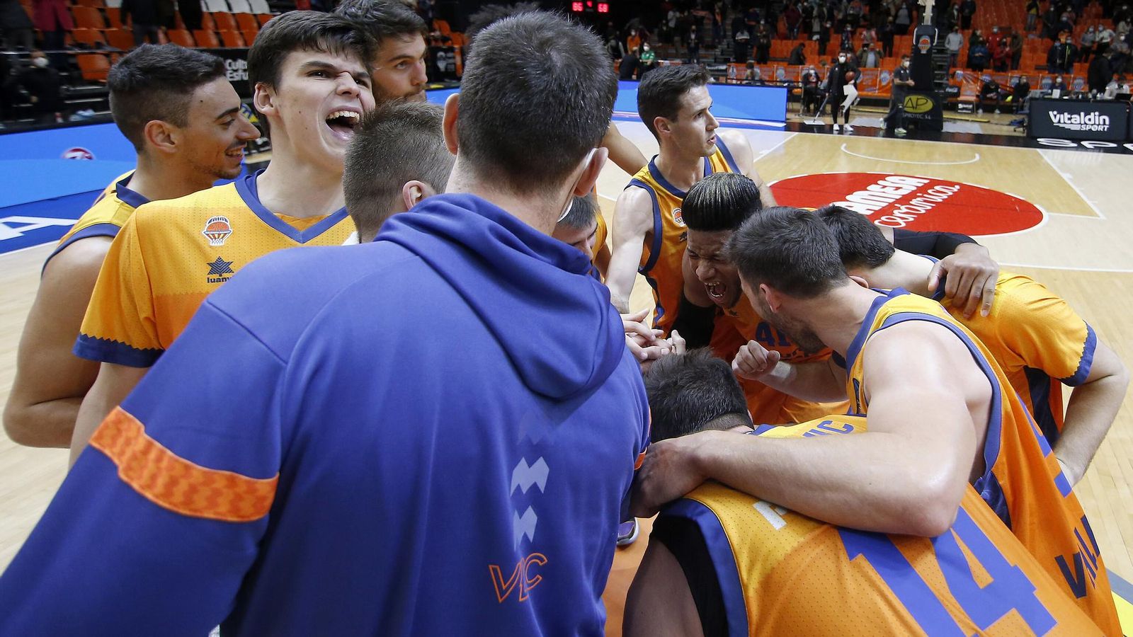 Els jugadors entrenats per Joan Peñarroya, durant un partit a la Fonteta