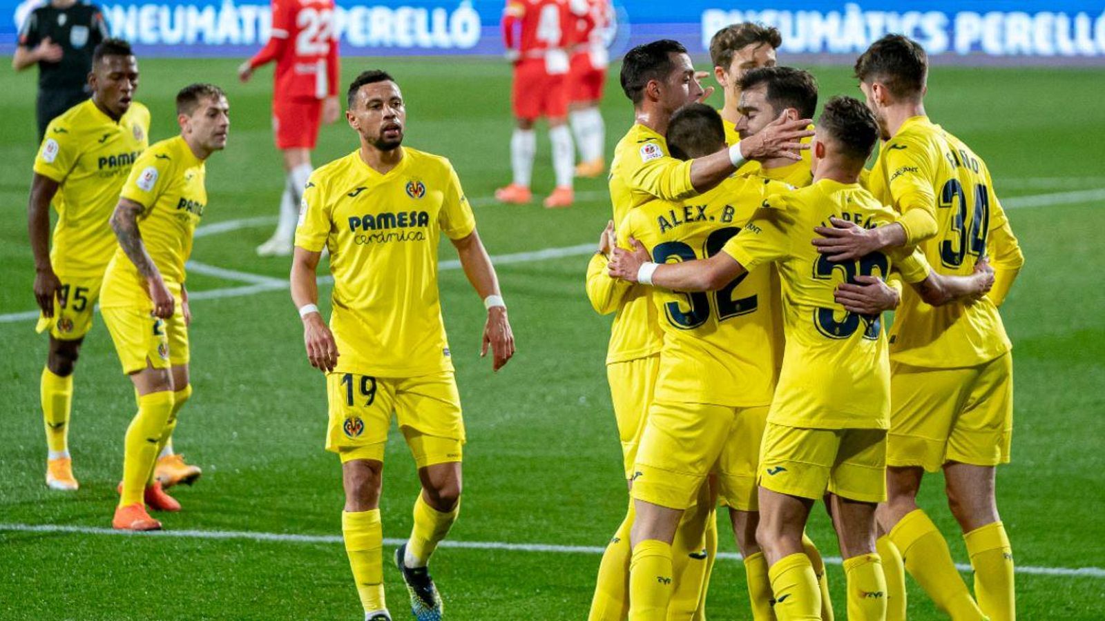 Els jugadors del Vila-real celebren el gol de Yéremi Pino