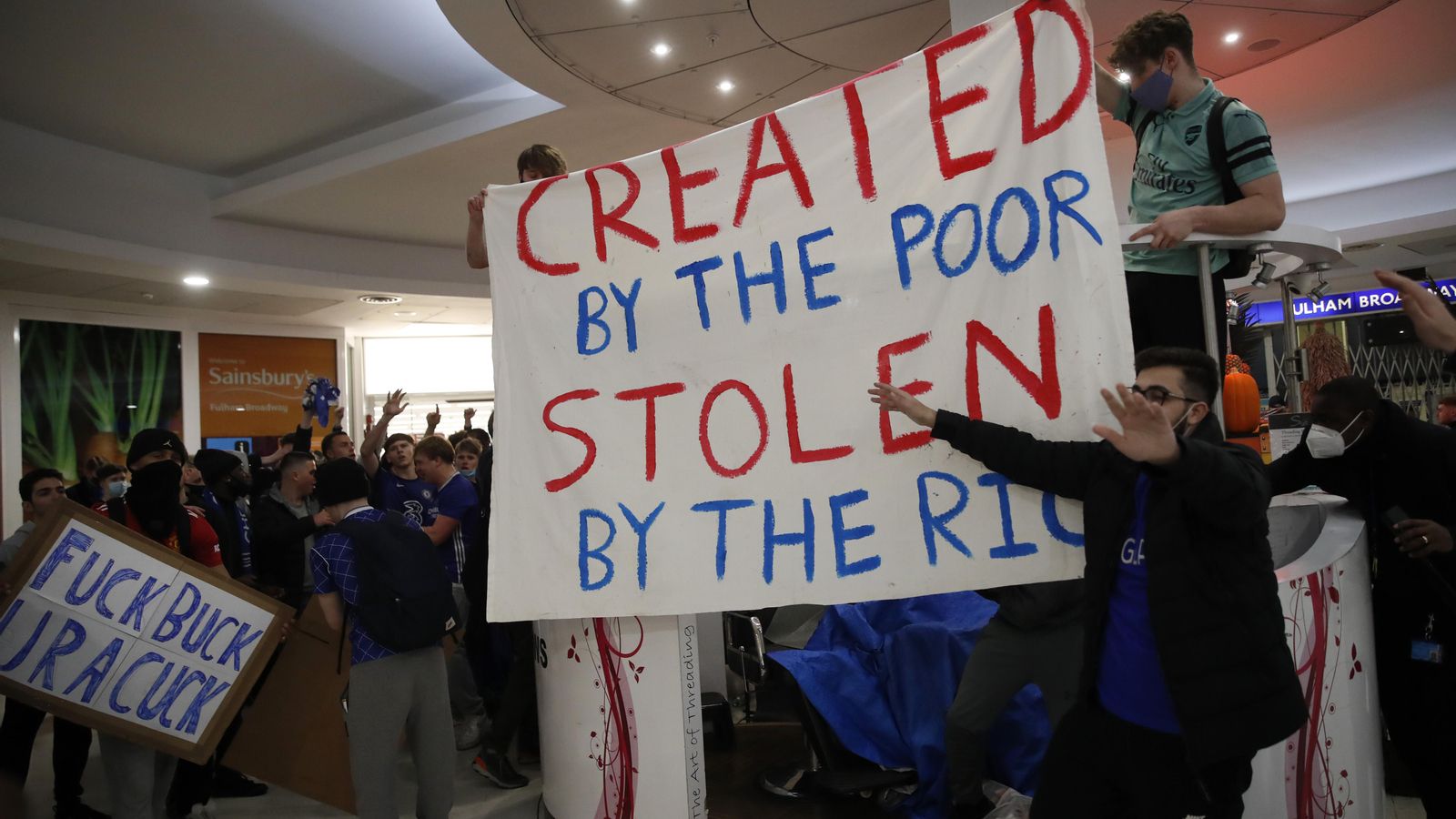 L'afició del Chelsea protestant per la participació dle seu equip en la superlliga