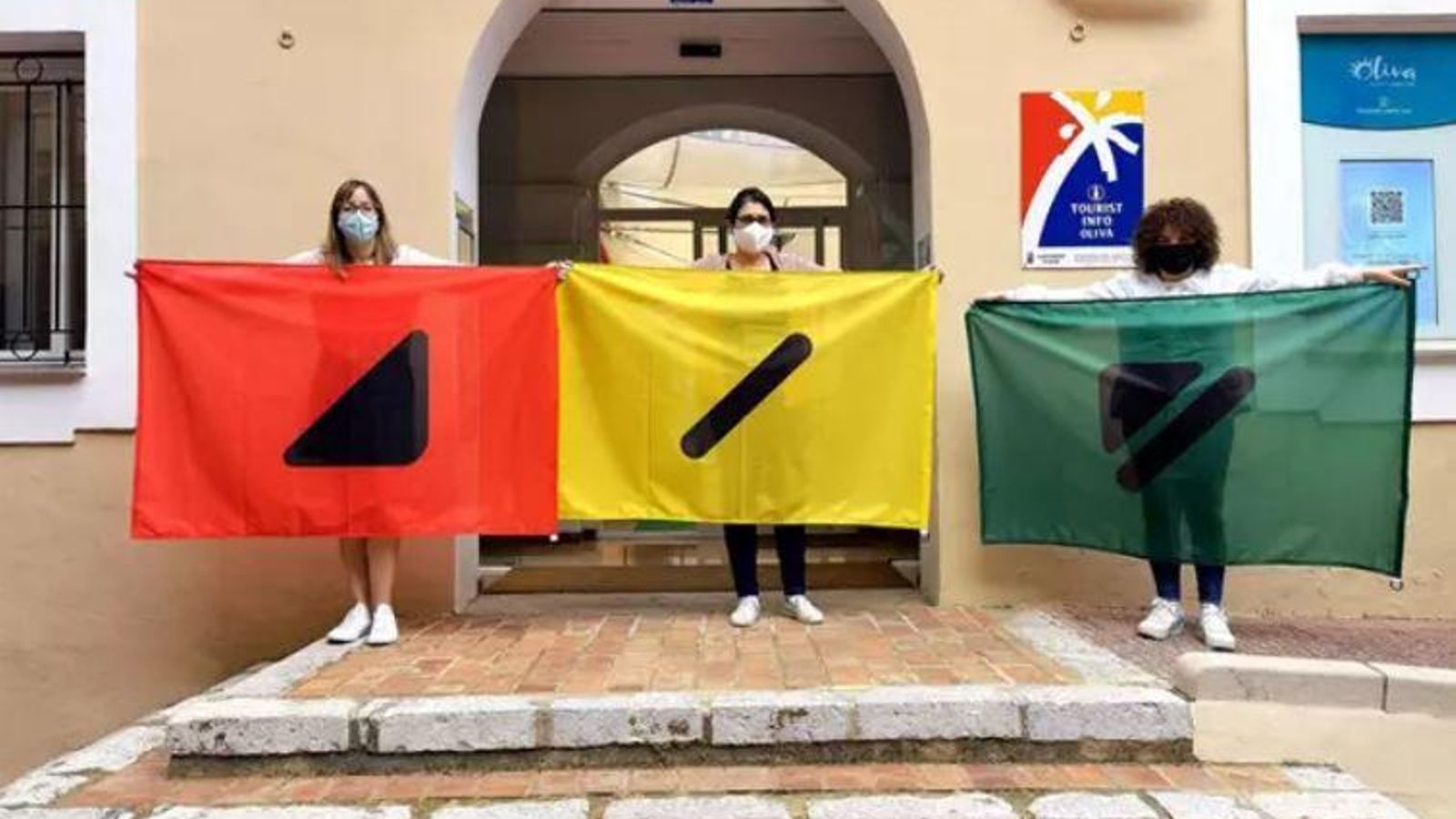 L'oficina de Turisme d'Oliva presenta les banderes adaptades a persones daltòniques