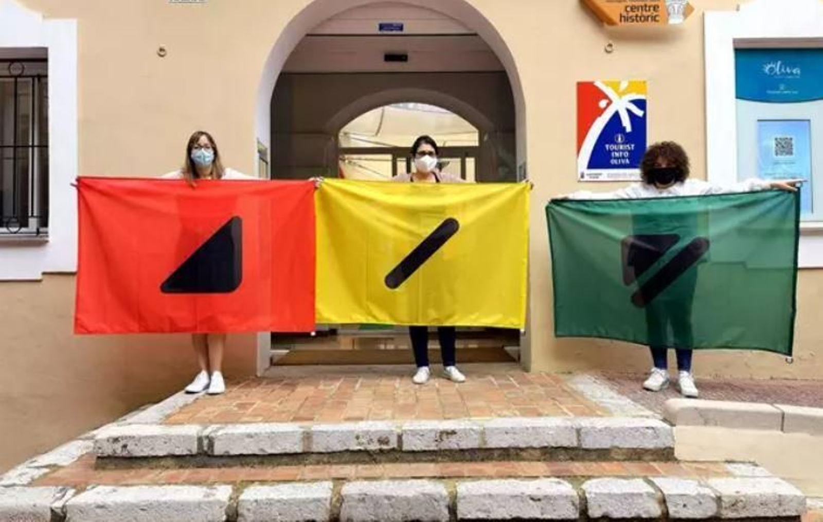 L'oficina de Turisme d'Oliva presenta les banderes adaptades a persones daltòniques