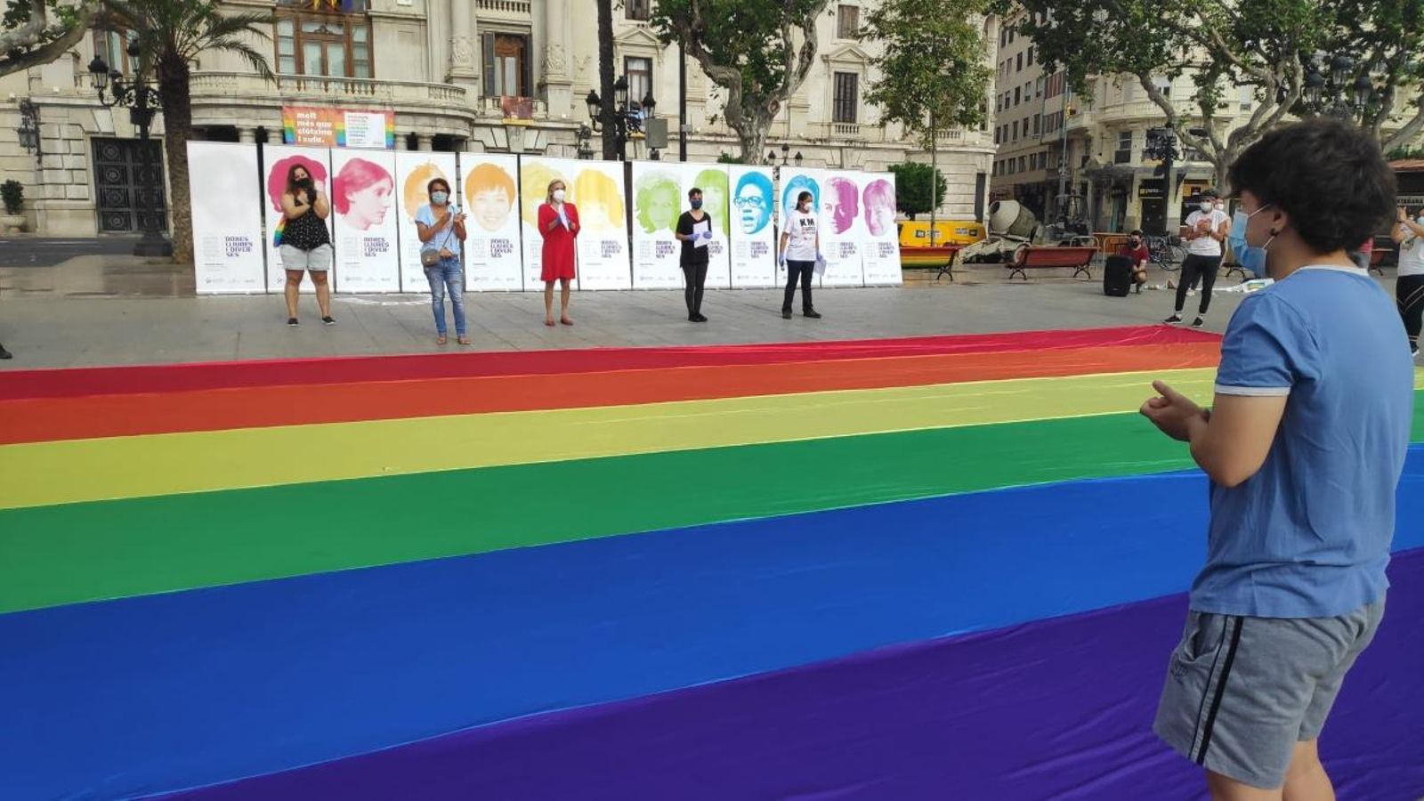 Representants del col·lectiu Lambda reivindiquen els drets LGTBI a la plaça de l'Ajuntament de València