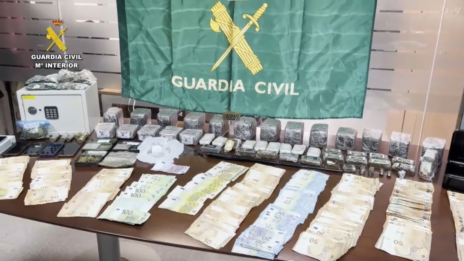 Diners, drogues i altre material incautat en l'operació