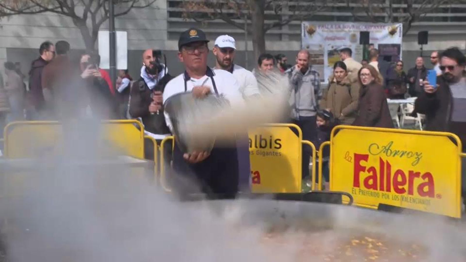 Paella solidària amb les víctimes de l'incendi que ha preparat la Nova de Campanar