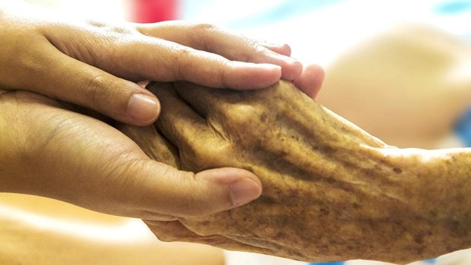 Una anciana rep suport d'una familiar