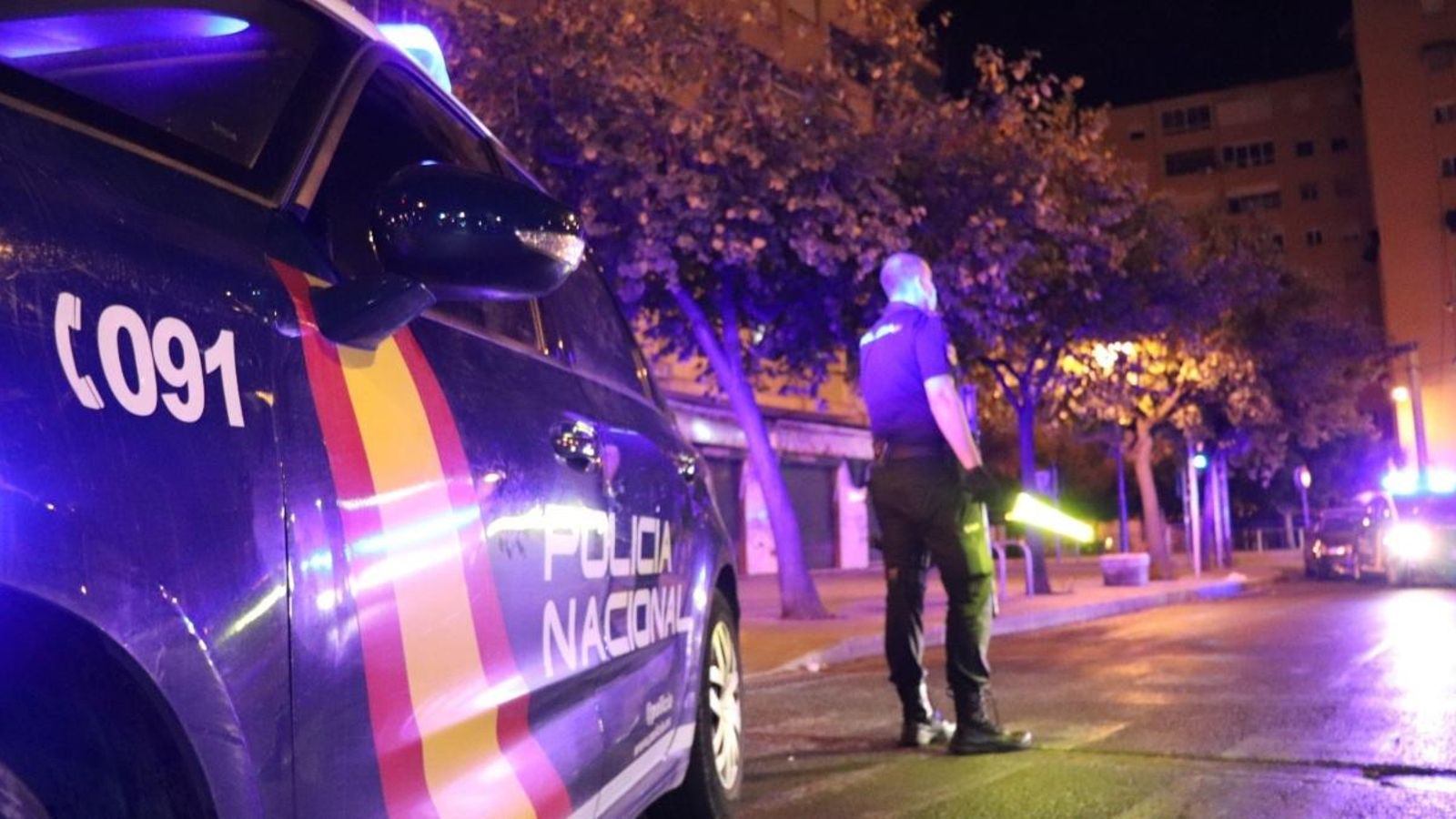 Un agent participa en l'operació policial