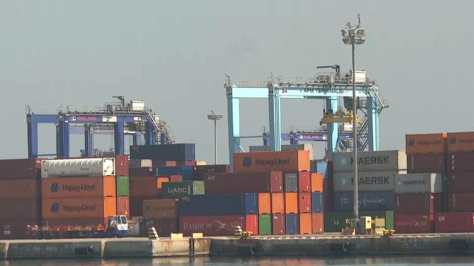 Imatge del port de València, d'on ixen moltes mercancies destinades a Algèria