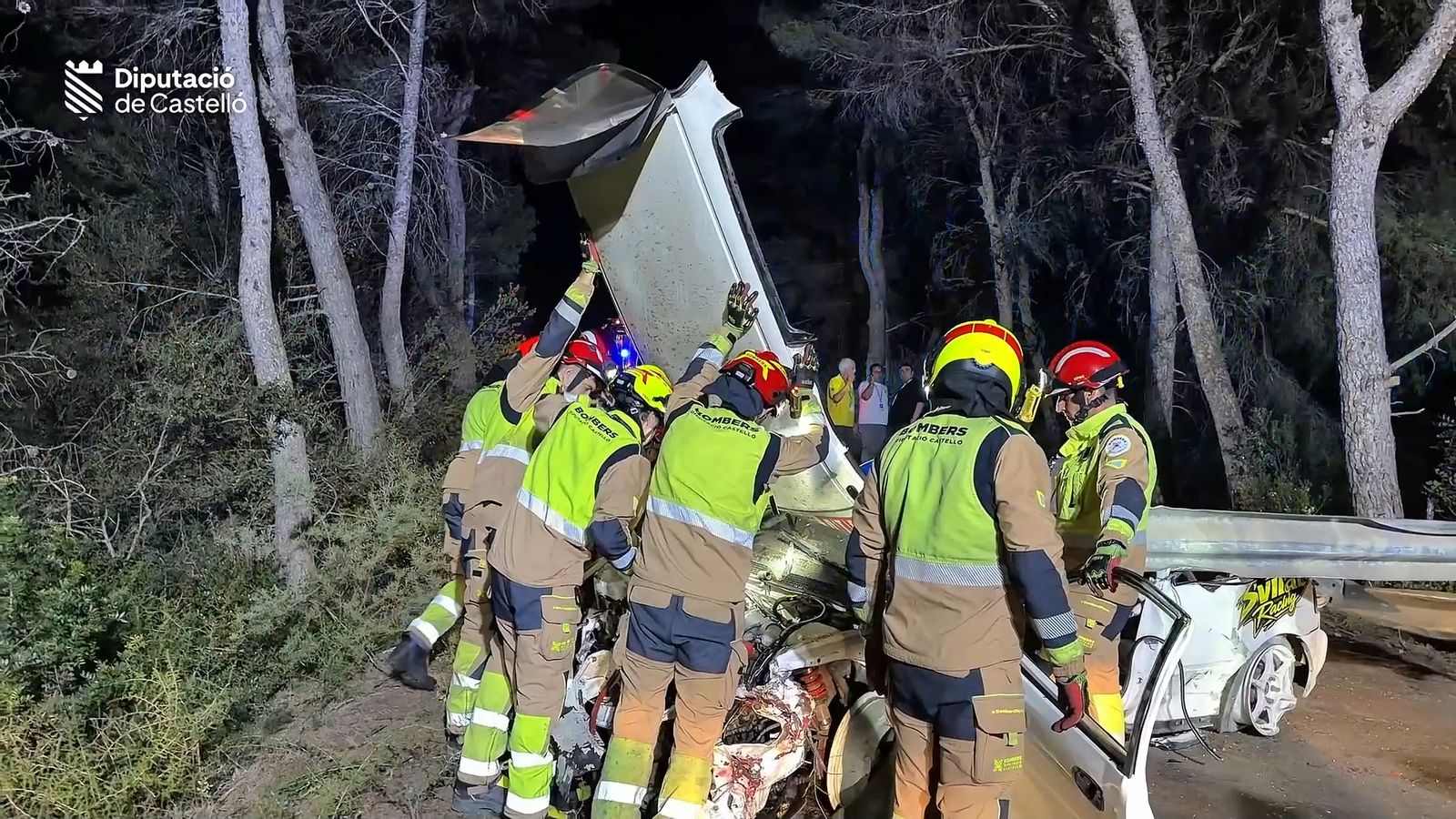 Equips de rescat del Consorci Provincial de Bombers de Castelló treballen en l'excarceració de les dos víctimes de l'accident de Rallye de la Ceràmica