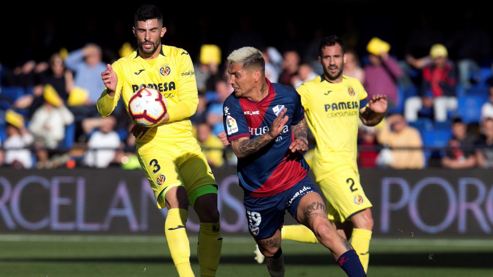 Chimy Ávila, autor del gol de l'Osca, disputa el baló a Álvaro