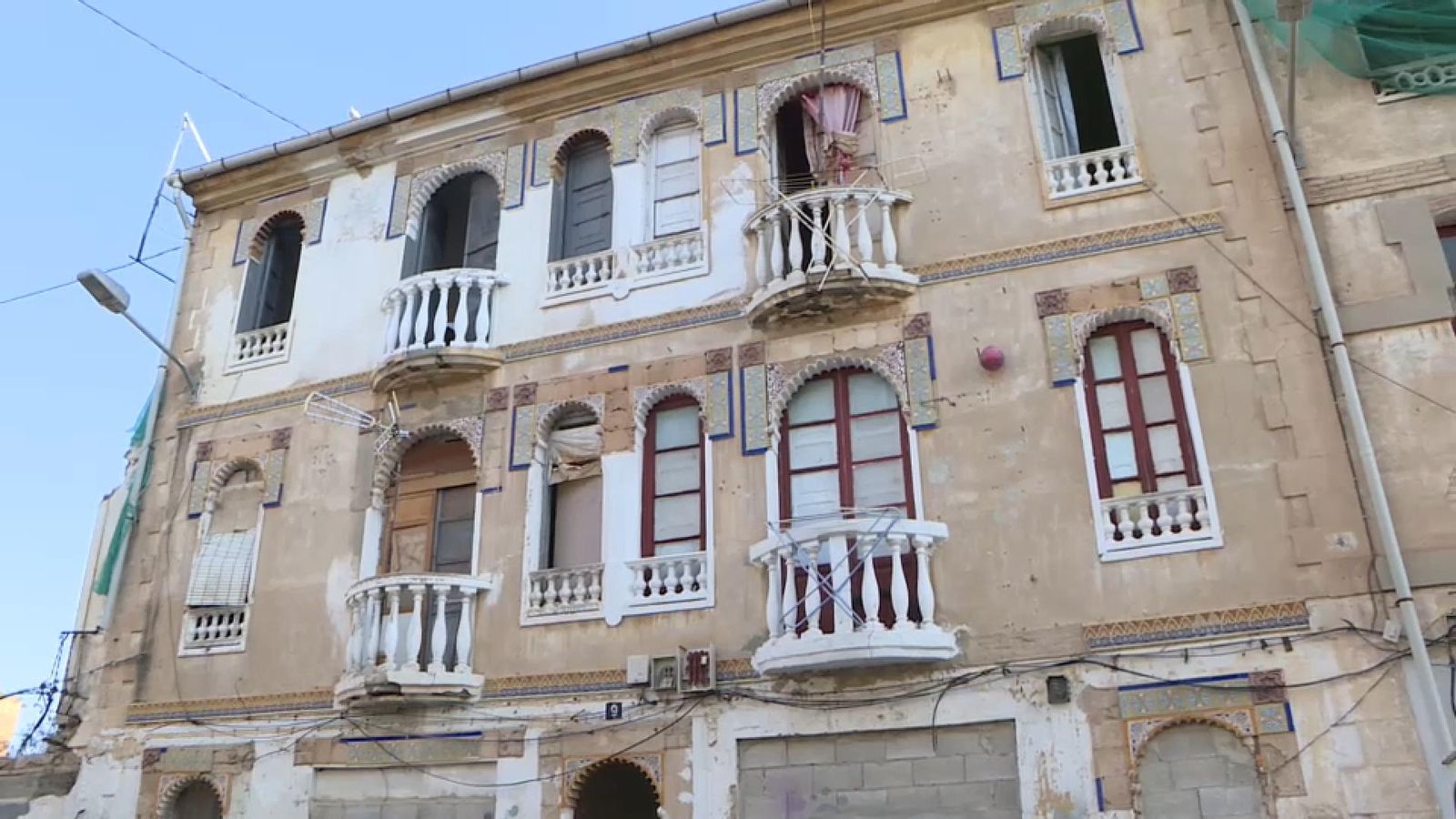 En imatge, un dels edificis de la Creu Coberta afectat per l'orde d'enderrocament