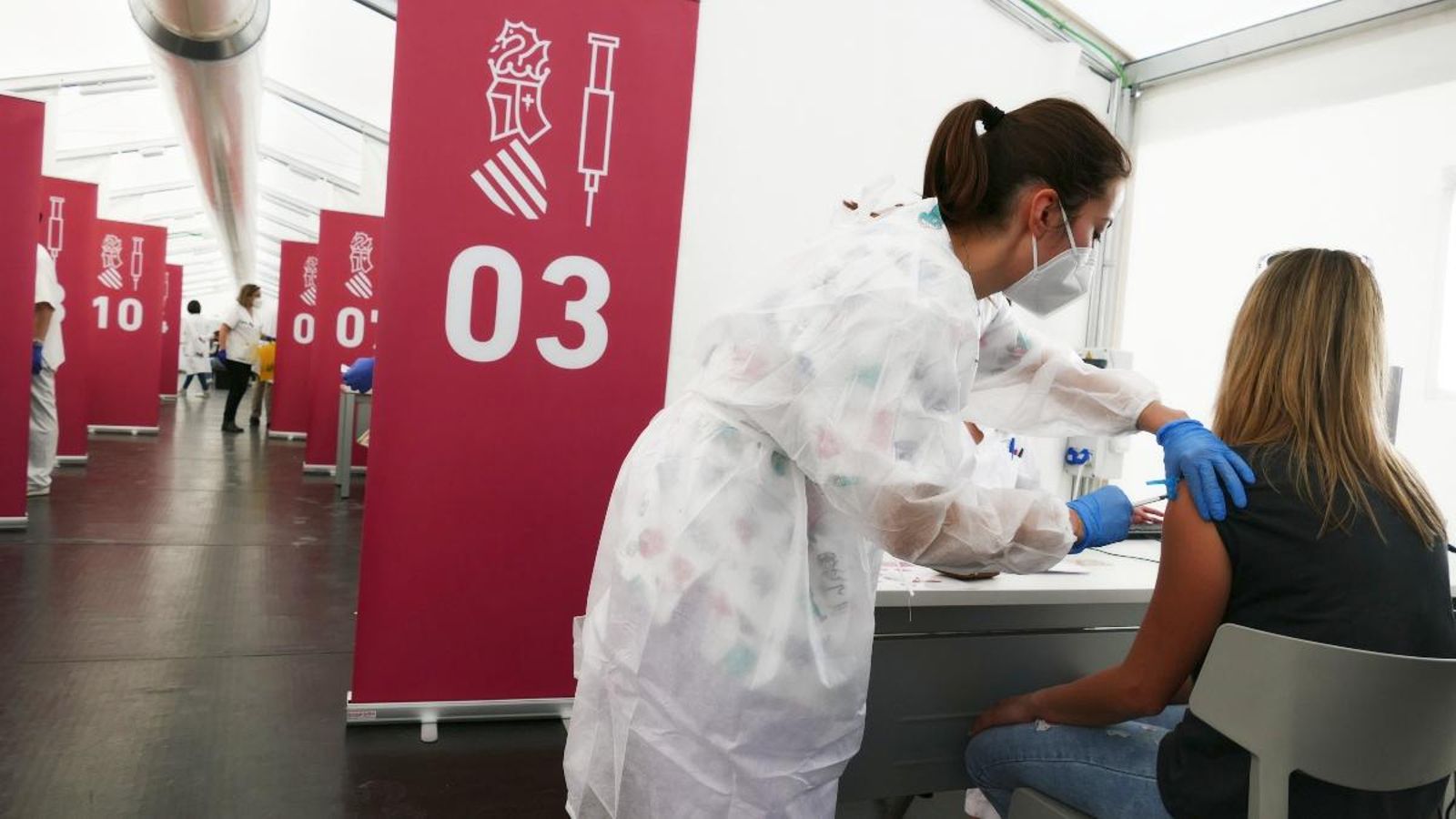 Una docent rep la vacuna d'AstraZeneca a l'hospital de campanya de Castelló en la repressa de la campanya als centres educatius