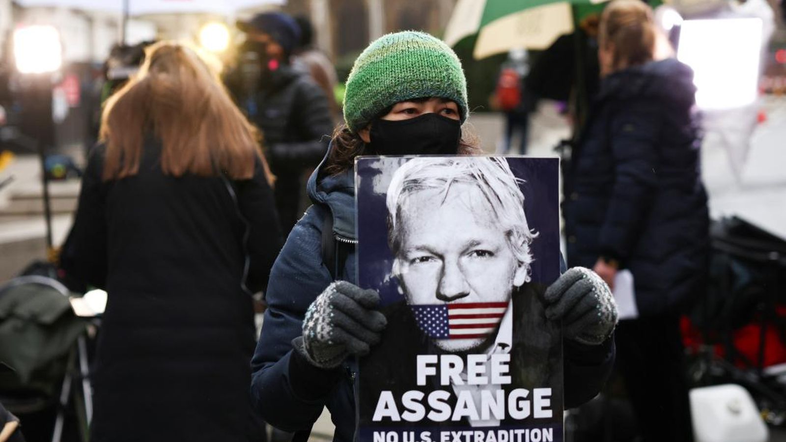 Una defensora de Julian Assange mostra una pancarta Una defensora de Julian Assange mostra una pancarta