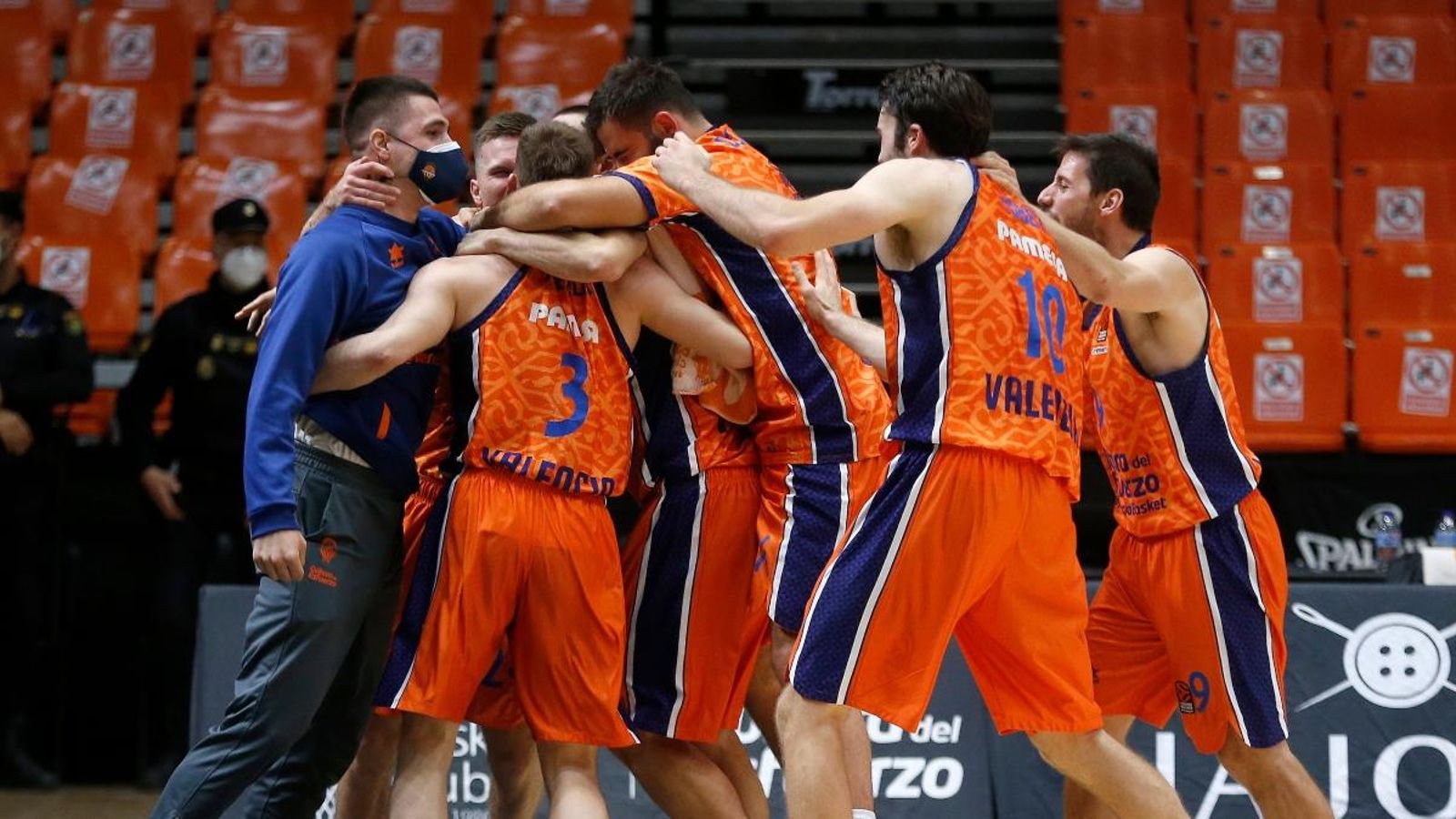 Els jugadors del València Basket celebren la victòria davant l'Anadolu Efes