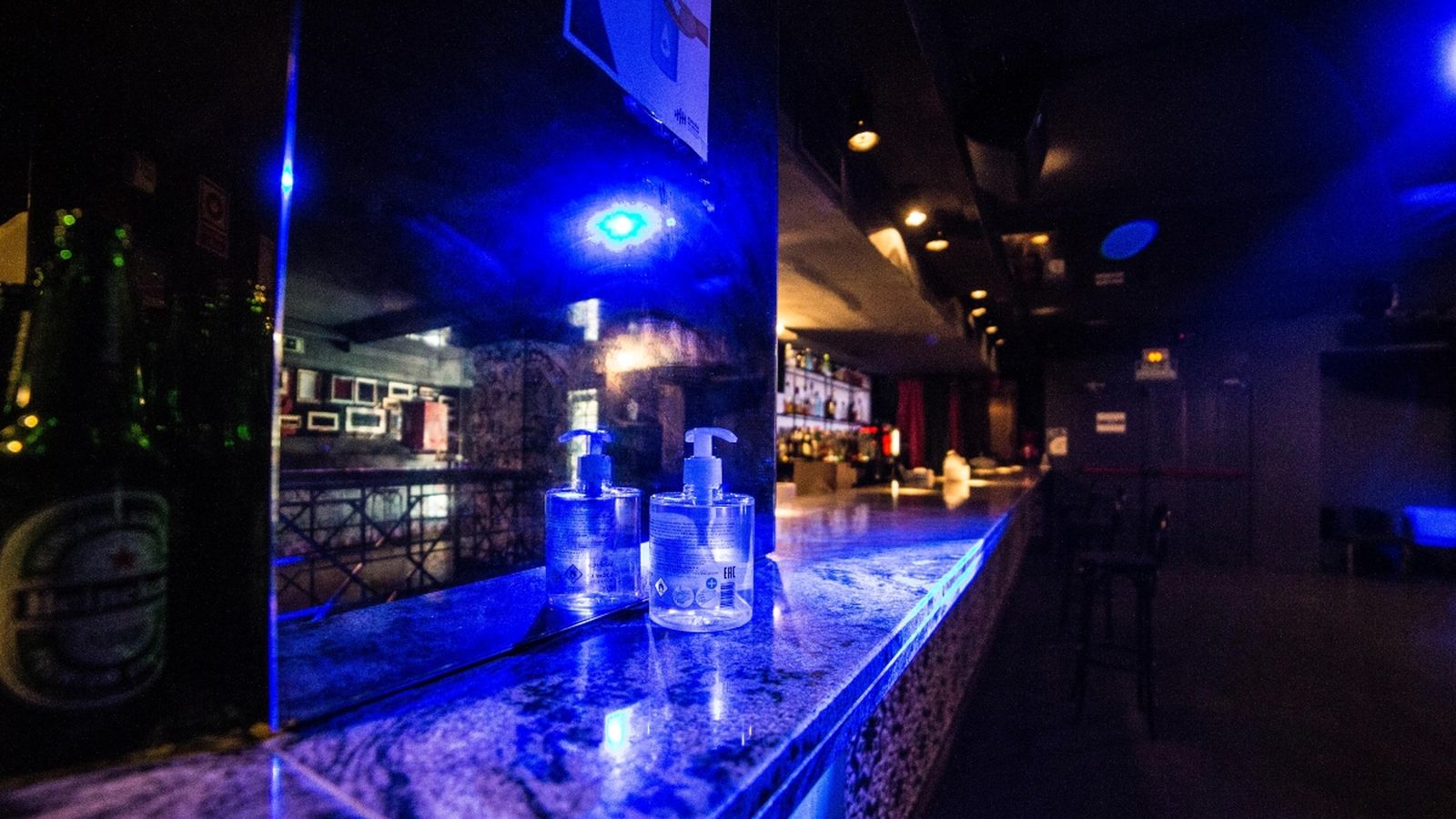 Gel desinfectant en una discoteca