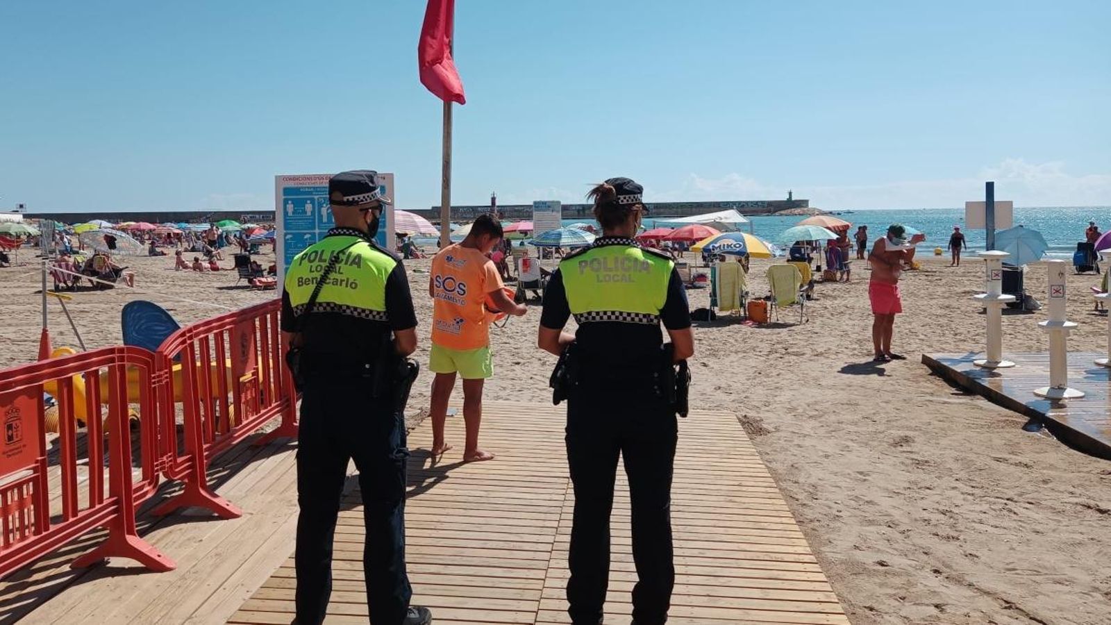 Agents de la Policia Local a la platja de Benicarló