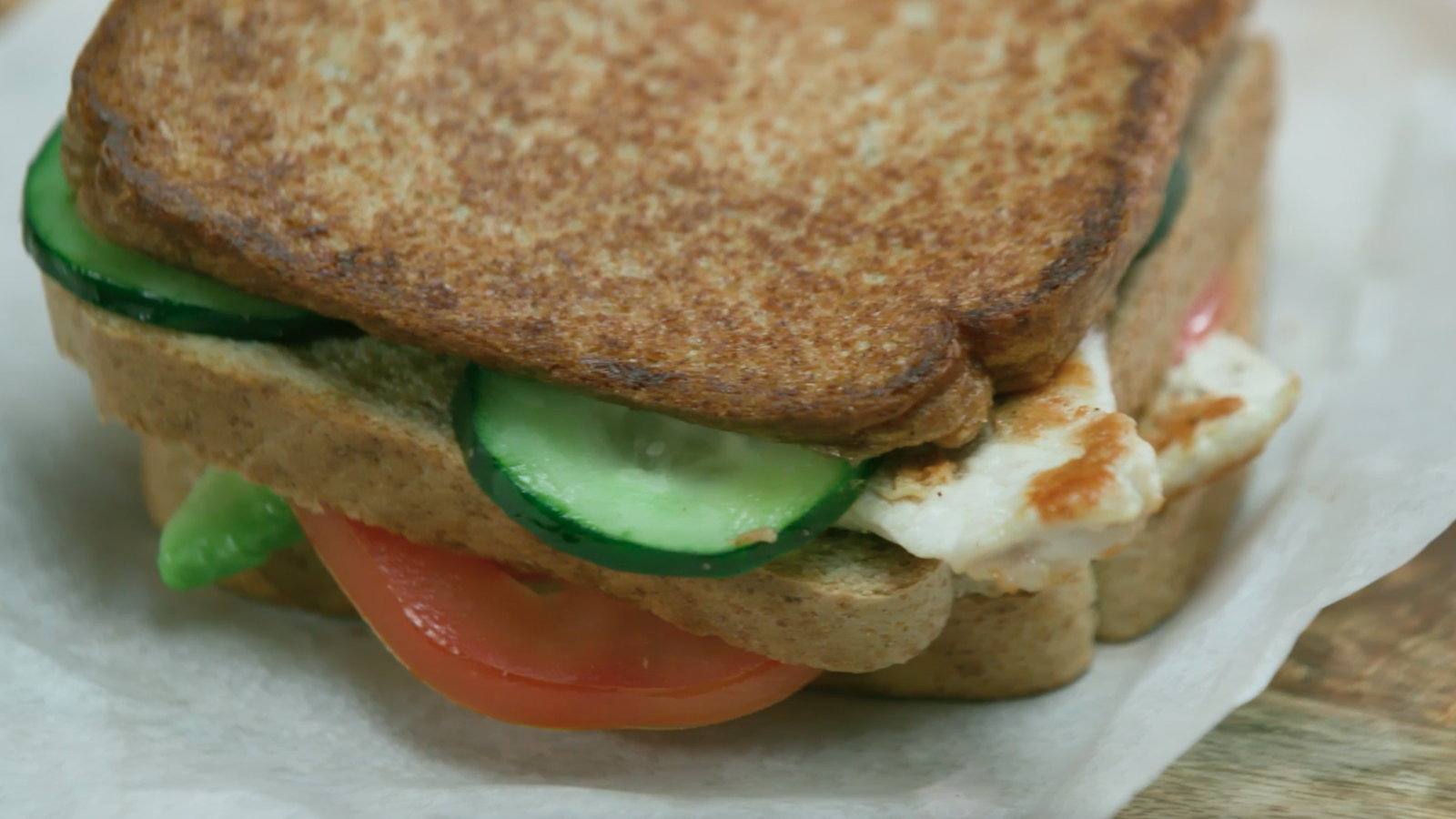 Sàndwitx de pollastre, gaspatxo verd i macedònia