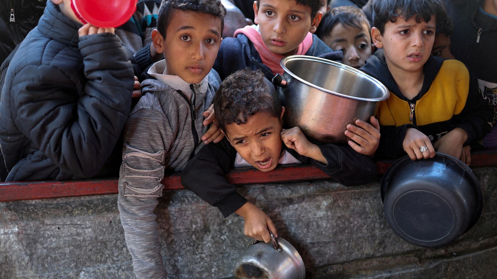 Xiquets en una cua d'aliments a Rafah Xiquets en una cua d'aliments a Rafah
