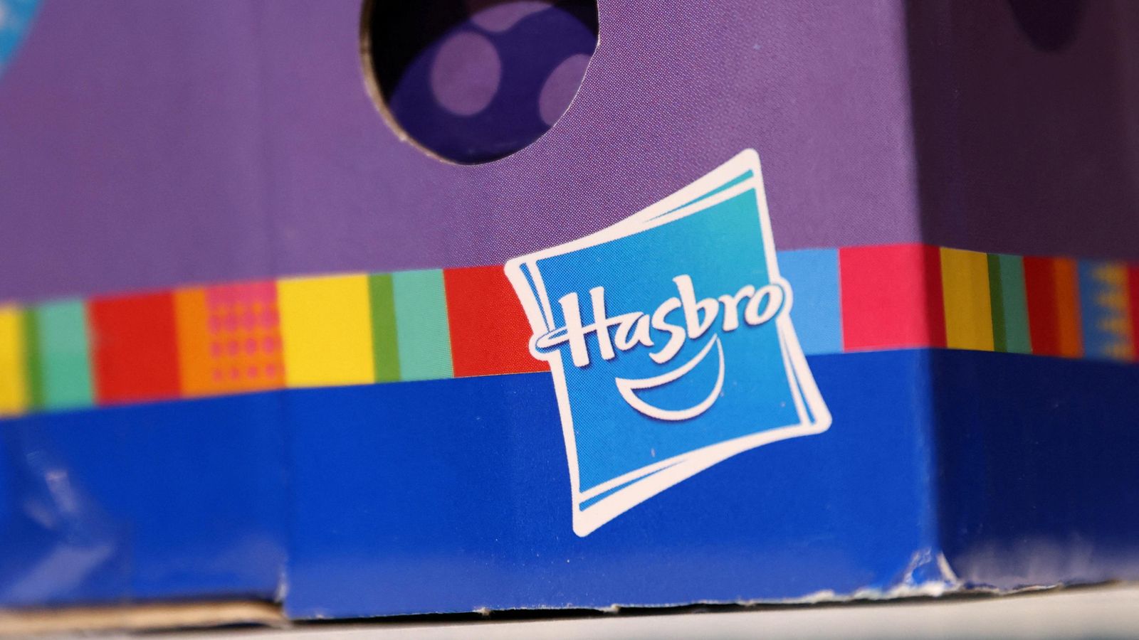 Logotip d'Hasbro en una caixa de joguet