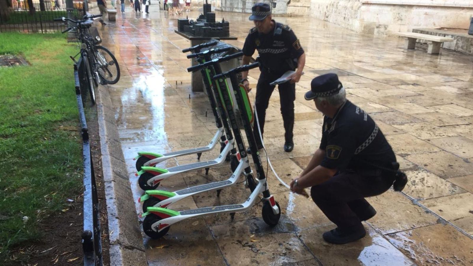 Els patinets elèctrics ocupen l'espai públic de manera indeguda, segons l'Ajuntament de València