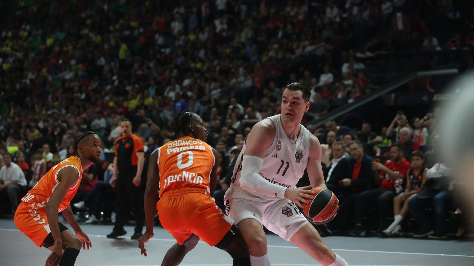 Montero i Badio defensen una acció d'Hezonja