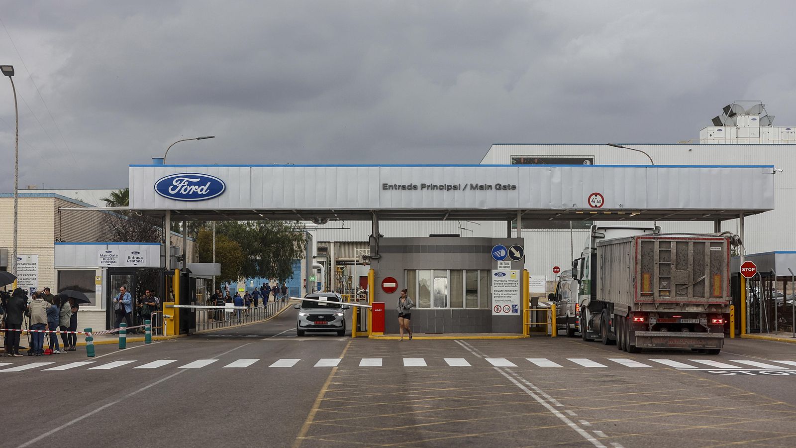 Diversos treballadors a la planta de Ford d’Almussafes