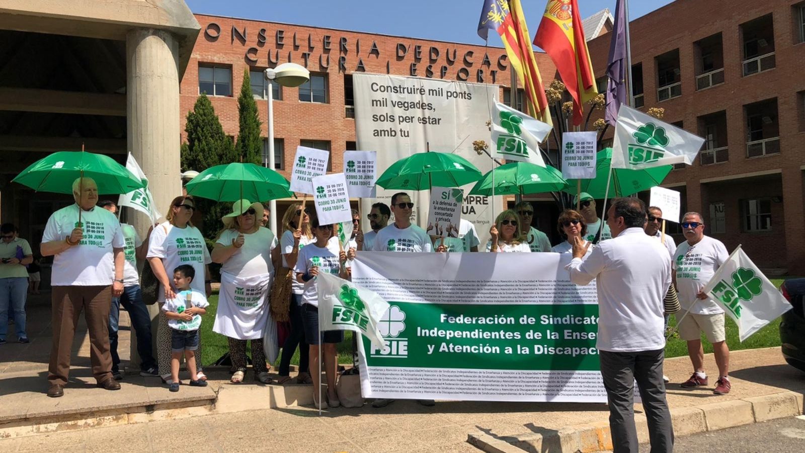 Integrants de la FSIE s’han concentrat aquest dilluns davant de les portes de la Conselleria d’Educació.