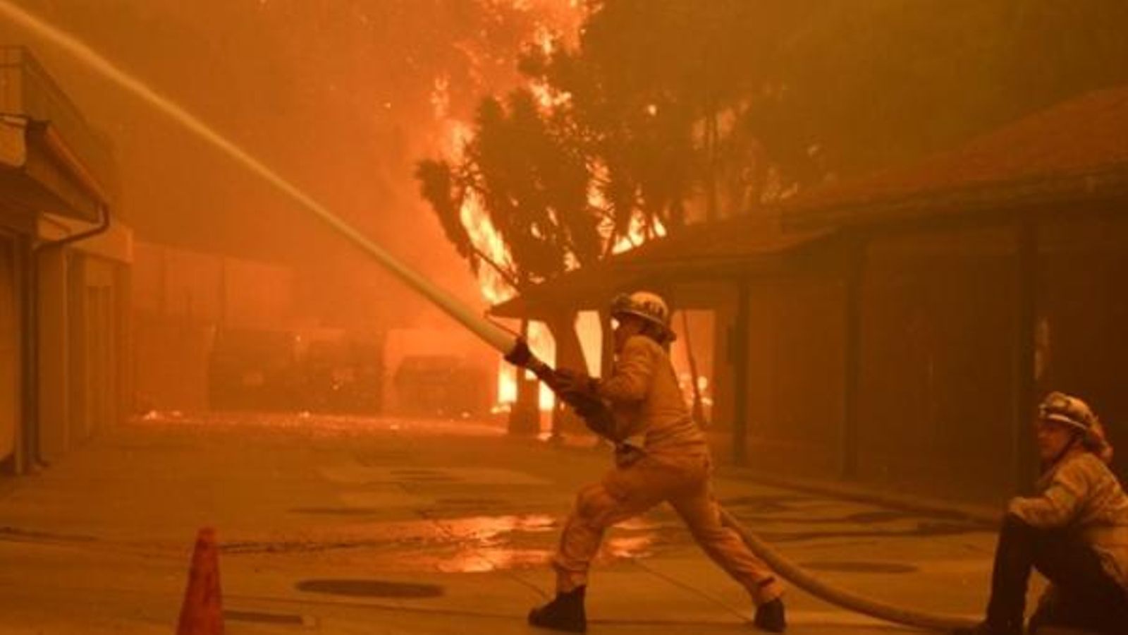 Servei de bombers actuant als incendis de Califòrnia