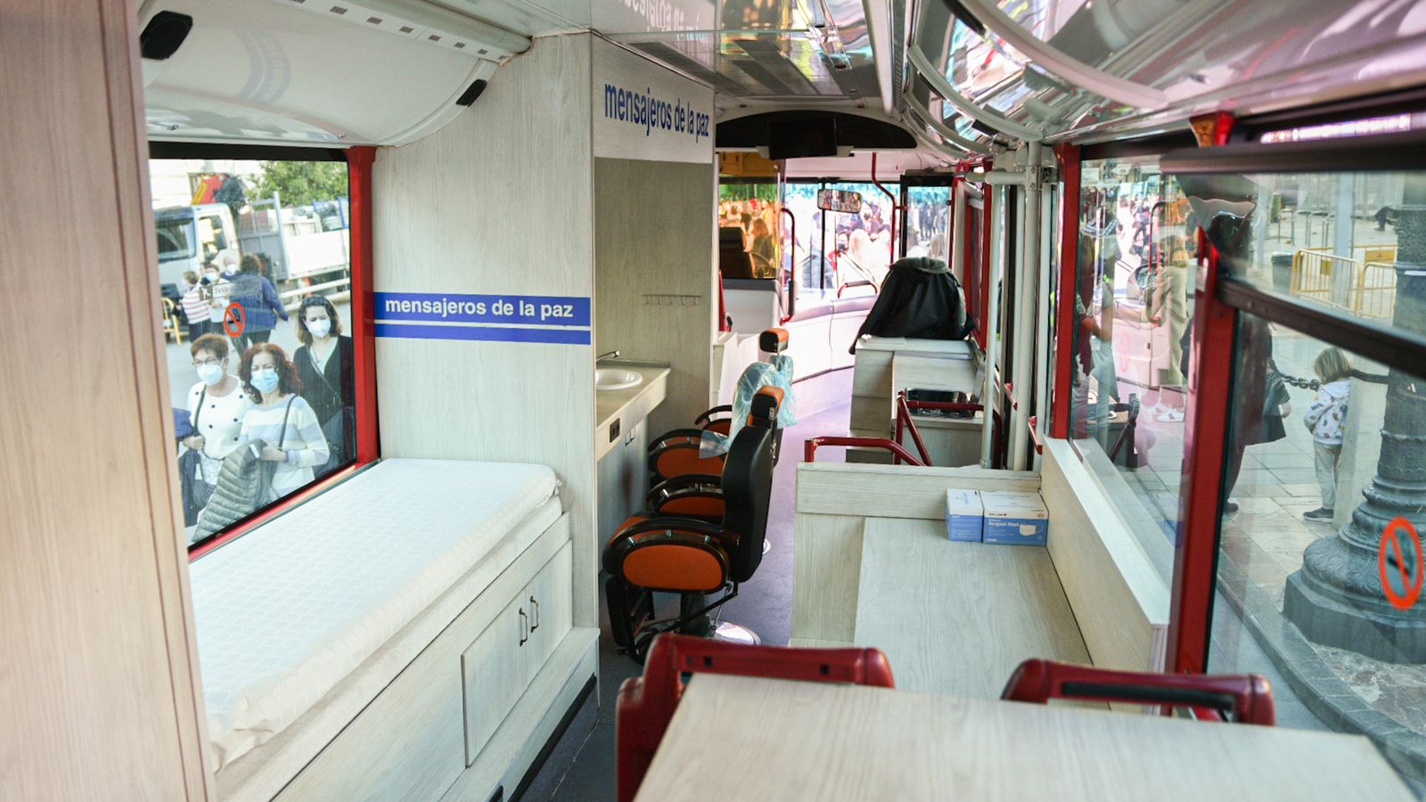 Interior de l'autobús presentat durant la inauguració de l'acte 'Higienebus'