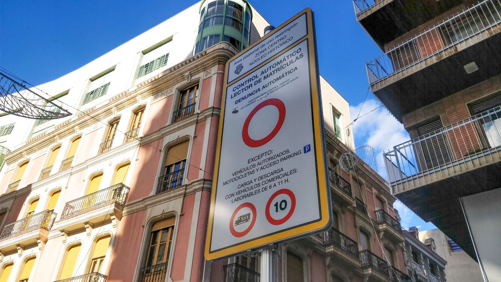 Senyal que informa sobre el sistema de control de vehicles al nucli històric de Castelló