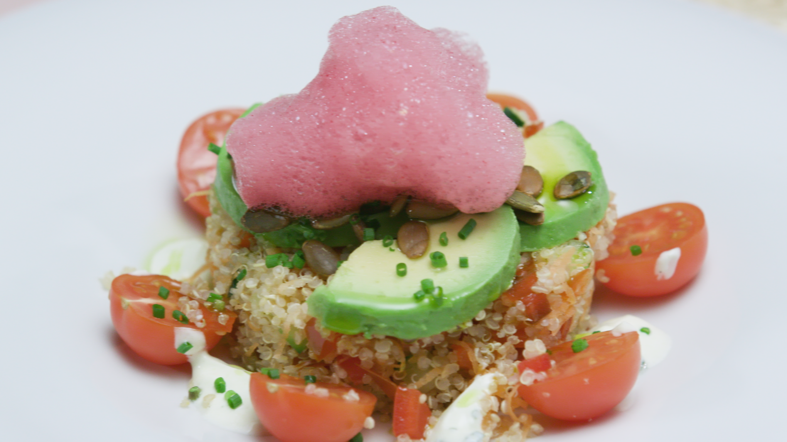 Quinoa, alvocat i aire de remolatxa