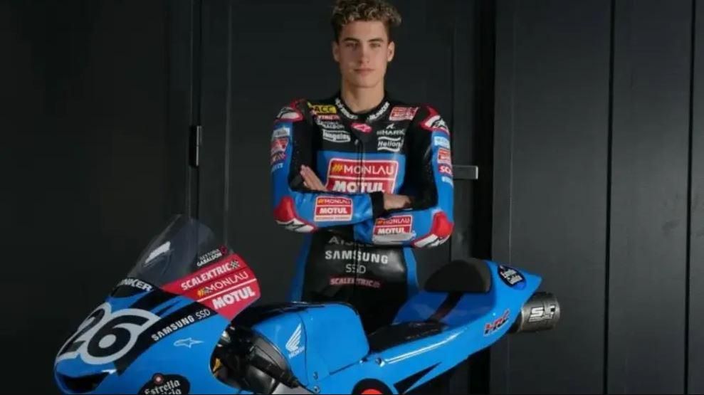 Pau Alsina, amb la seua moto de l'equip Estrella Galicia Pau Alsina, amb la seua moto