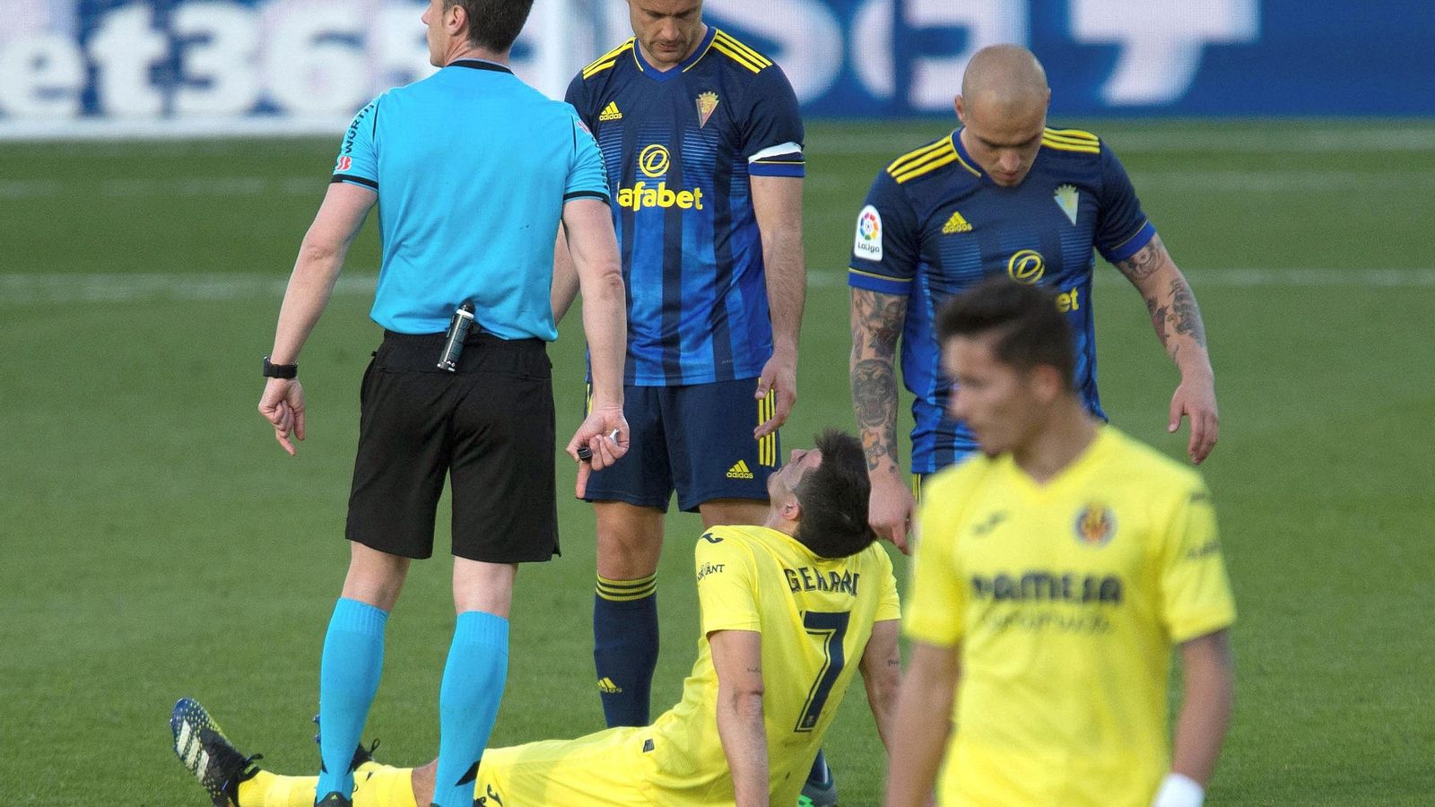 Gerard Moreno abans de demanar el canvi durant el partit de Lliga contra el Cadis