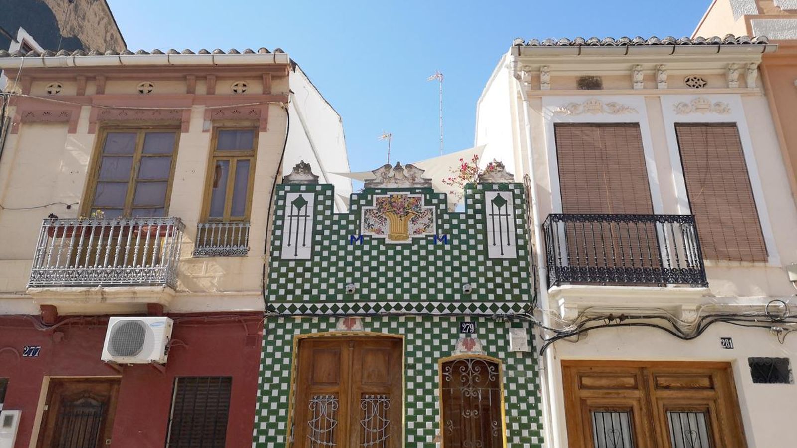 Façana de rajola de colors al Cabanyal.