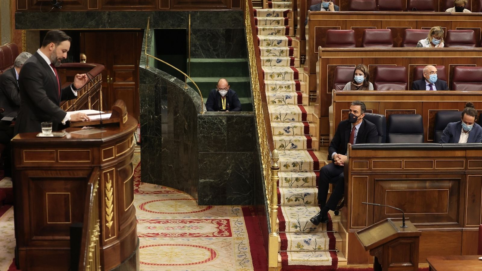 El líder de Vox intervé des de la tribuna mentre el president del govern espanyol i alguns diputats l'escolten des de la bancada