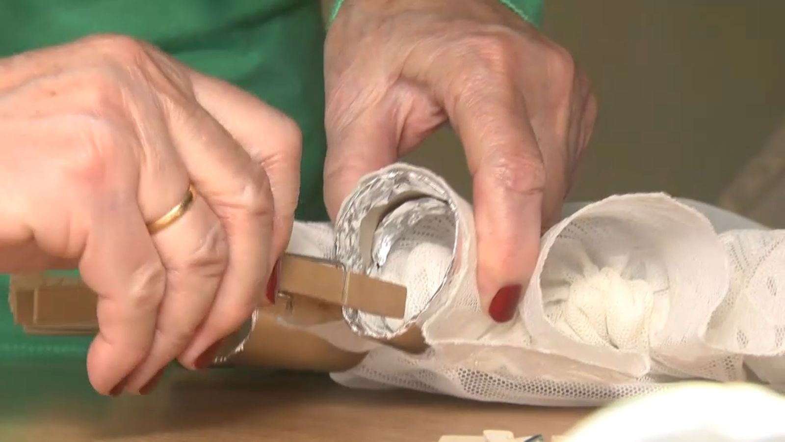 La mantellina que porten les màximes representants de la festa van arrissades i formen entre cinc i set canutets, que quedaran al voltant del cap