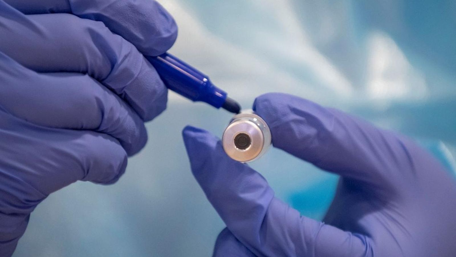 Personal sanitari amb un vial de vacunació