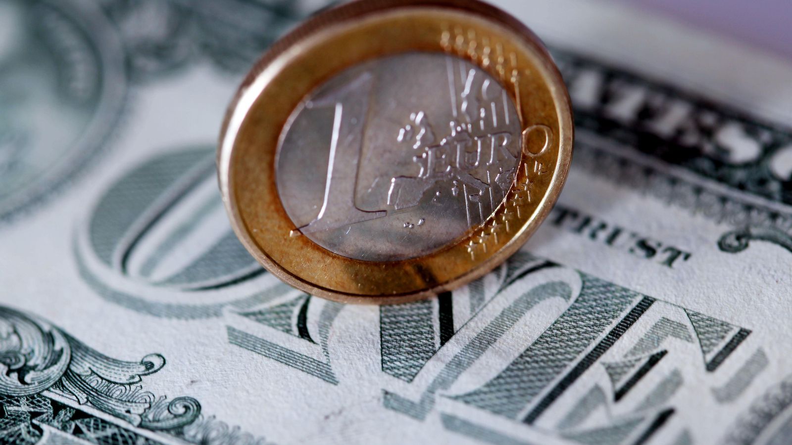El valor de l'euro ha caigut fins a arribar la paritat amb el dòlar estatunidenc per primera vegada en quasi 20 anys