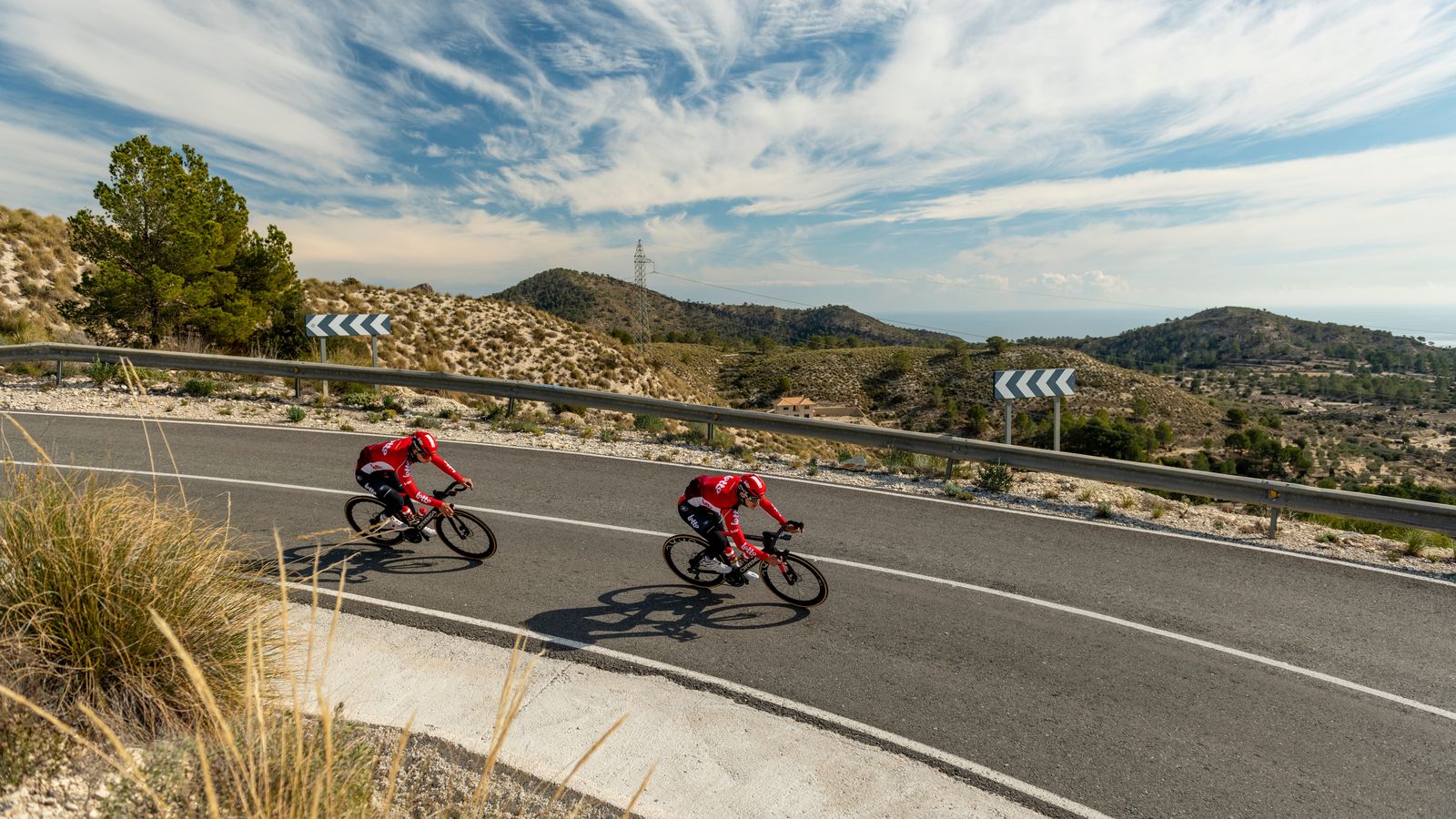 Portada - Dos ciclistes en una carretera de muntanya a Relleu, a la Marina Baixa