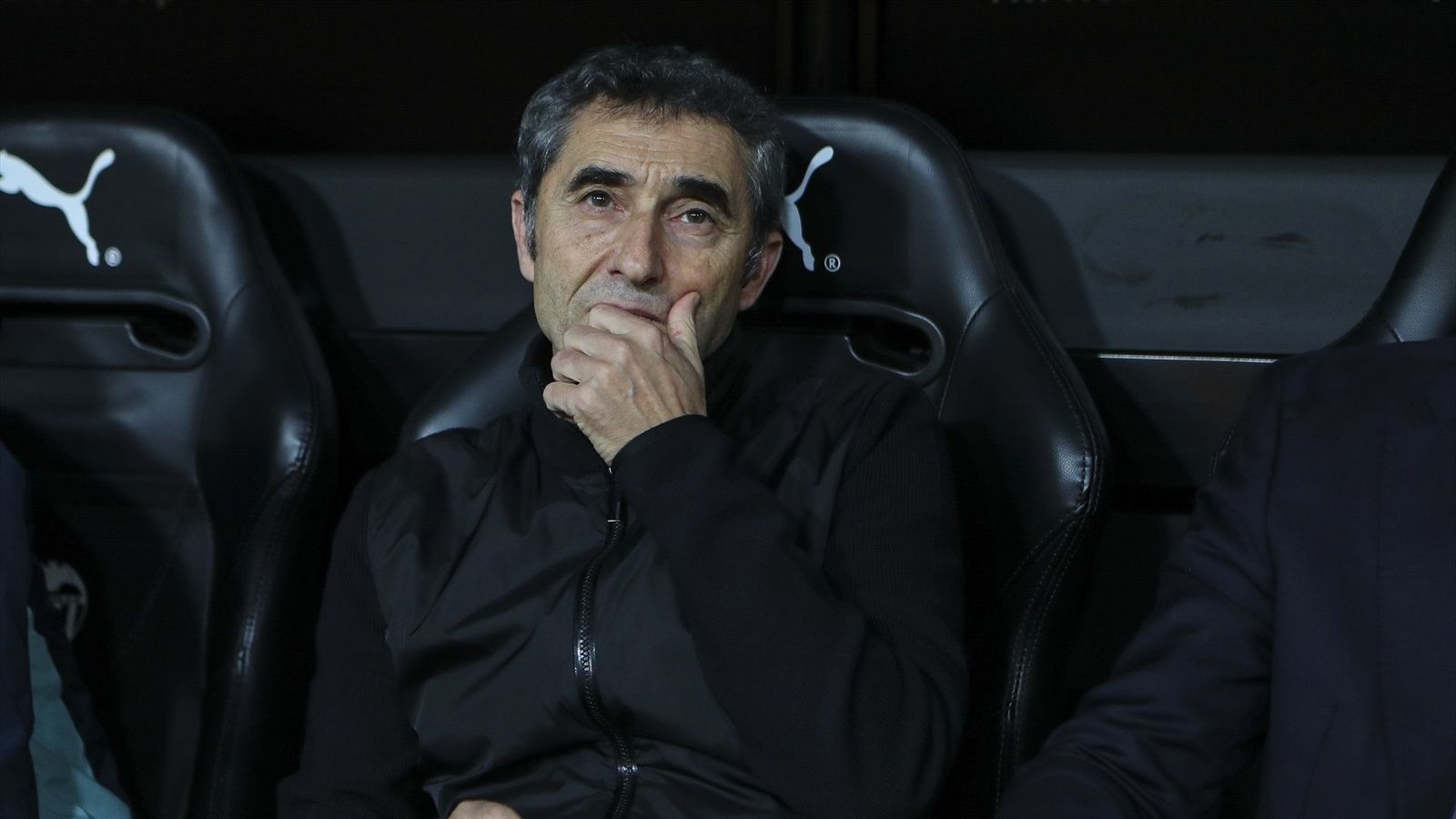Valverde, en la banqueta de Mestalla